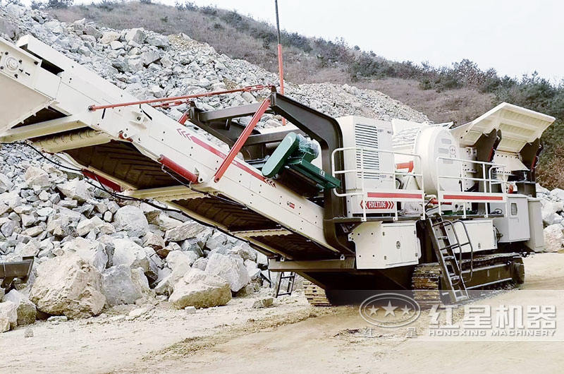 鄂破移动型矿用碎石机遥控行走可进行30度爬坡作业