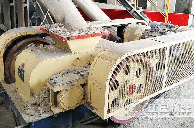 四川时产100吨石膏小型辊式粉碎机生产现场