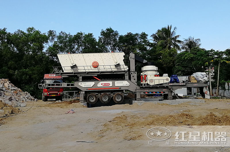 海南客户移动碎石机械设备生产现场