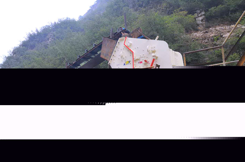 反击式破碎机工作实拍图