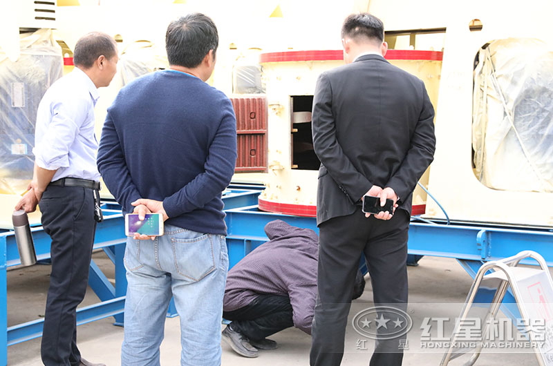 客户来厂考察复合破碎机设备